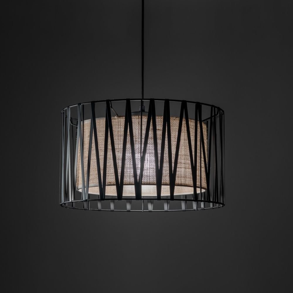 Lampa wisząca z czarno-brązowym kloszem i elementami z juty, zawieszona na ciemnym tle.