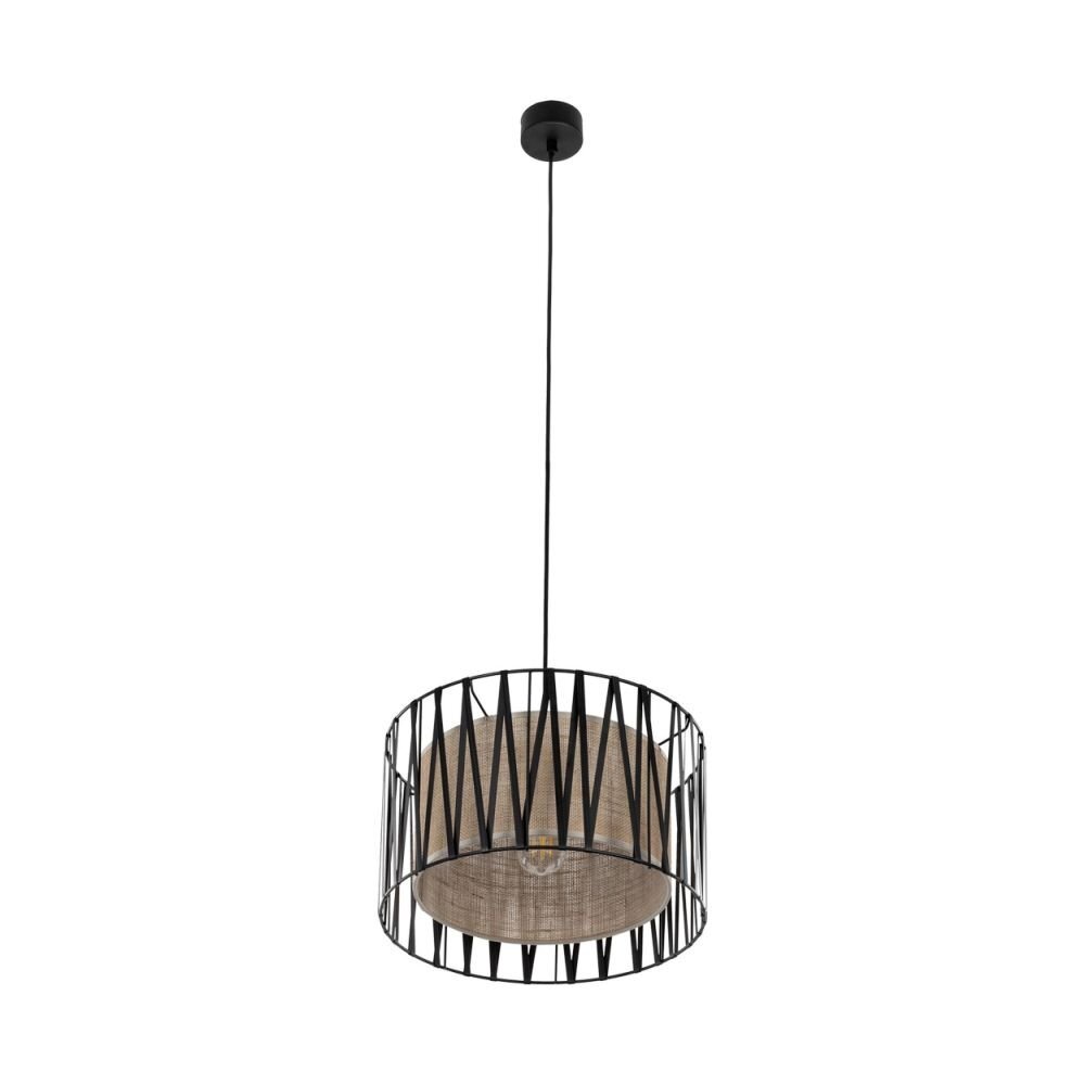 Lampa wisząca z czarnym, metalowym kloszem o geometrycznym wzorze, wewnątrz którego znajduje się brązowy materiał przypominający jutę. Lampa jest zawieszona na cienkim, czarnym przewodzie z okrągłą podsufitką.