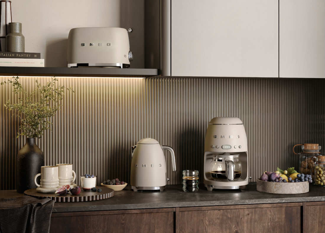 Ekspres SMEG 50's Style DCF02MLMEU Moonlight Beżowy zdjęcie lifestyle Kawa gotowa o poranku Funkcja automatycznego startu z timerem kawa