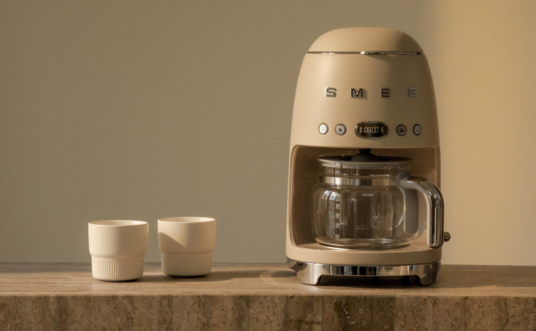 Ekspres SMEG 50's Style DCF02MLMEU Moonlight Beżowy zdjęcie lifestyle Nawet 10 filiżanek