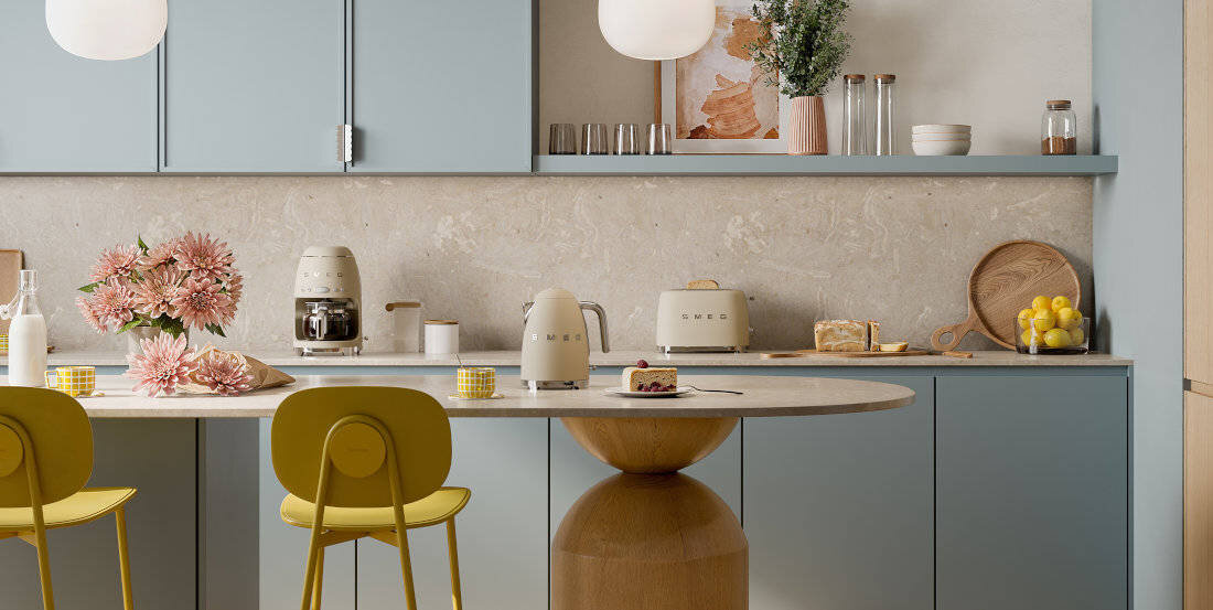 Ekspres SMEG 50's Style DCF02MLMEU Moonlight Beżowy zdjęcie lifestyle Ciepła kawa Funkcja podtrzymywania temperatury