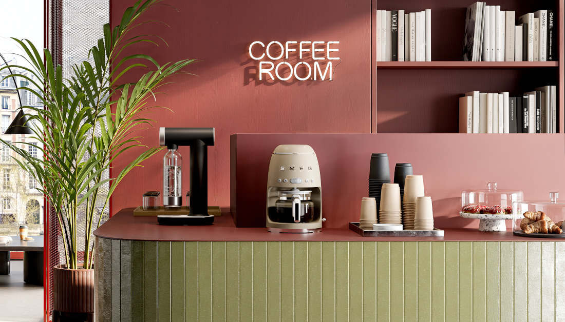 Ekspres SMEG 50's Style DCF02MLMEU Moonlight Beżowy zdjęcie lifestyle Sprawne parzenie Moc 1050 W