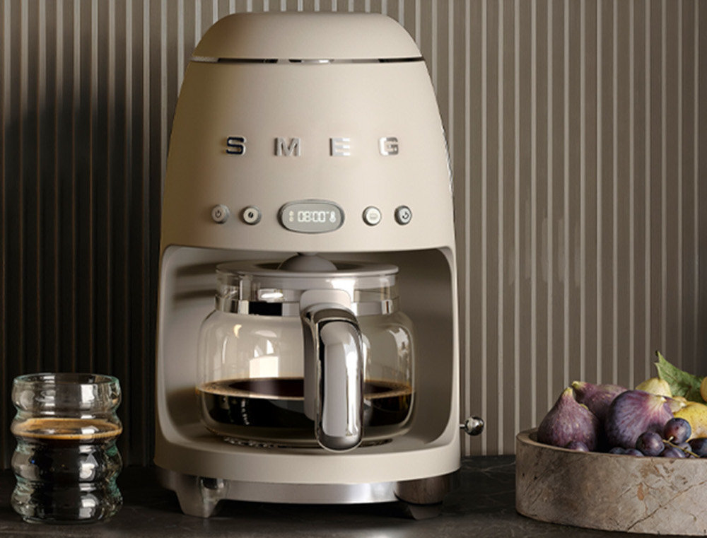 Ekspres SMEG 50's Style DCF02MLMEU Moonlight Beżowy zdjęcie lifestyle LED i timer Czytelne informacje