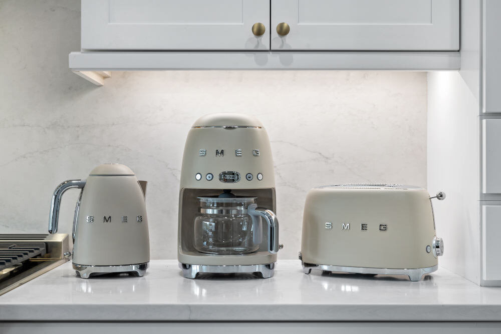 Ekspres SMEG 50's Style DCF02MLMEU Moonlight Beżowy zdjęcie lifestyle Zbiornik na 1,4 l wody