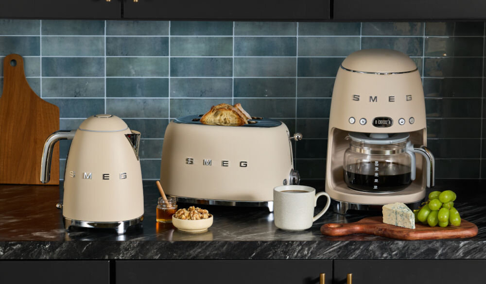 Ekspres SMEG 50's Style DCF02MLMEU Moonlight Beżowy zdjęcie lifestyle Mobilne wymiary 10 filiżanek kawy