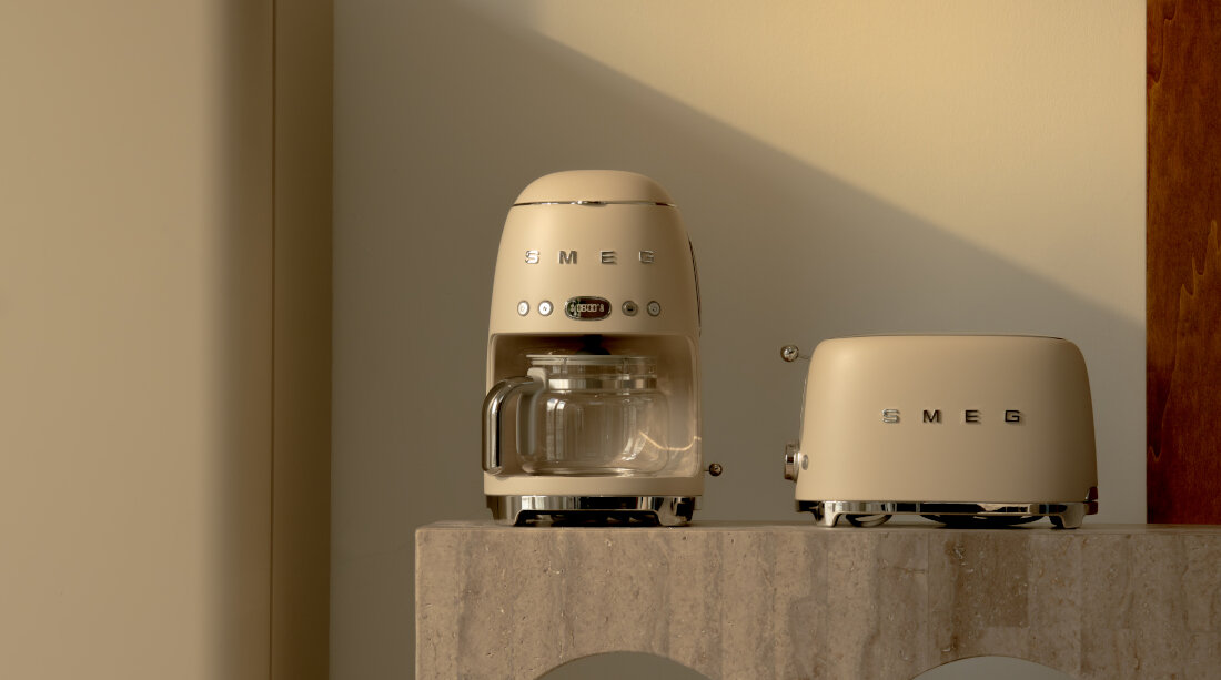 Toster SMEG TSF01MLMEU Moonlight Beżowy zdjęcie lifestyle Mobilna forma wymiary łatwo zachować porządek i funkcjonalność 