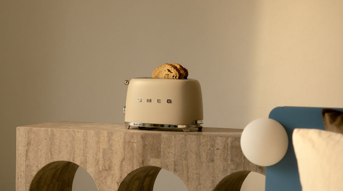 Toster SMEG TSF01MLMEU Moonlight Beżowy zdjęcie lifestyle Szybkie opiekanie Moc 950 W śniadanie lub przekąskę