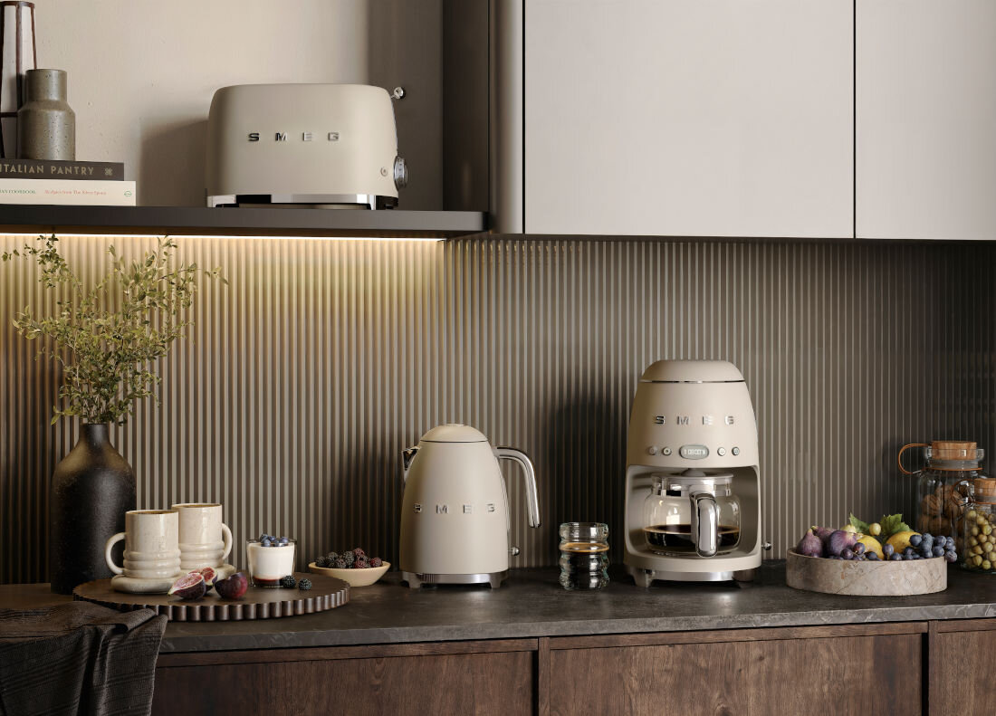 Czajnik SMEG KLF03MLMEU 2400W 1.7L Moonlight Beżowy zdjęcie lifestyle Duża pojemność