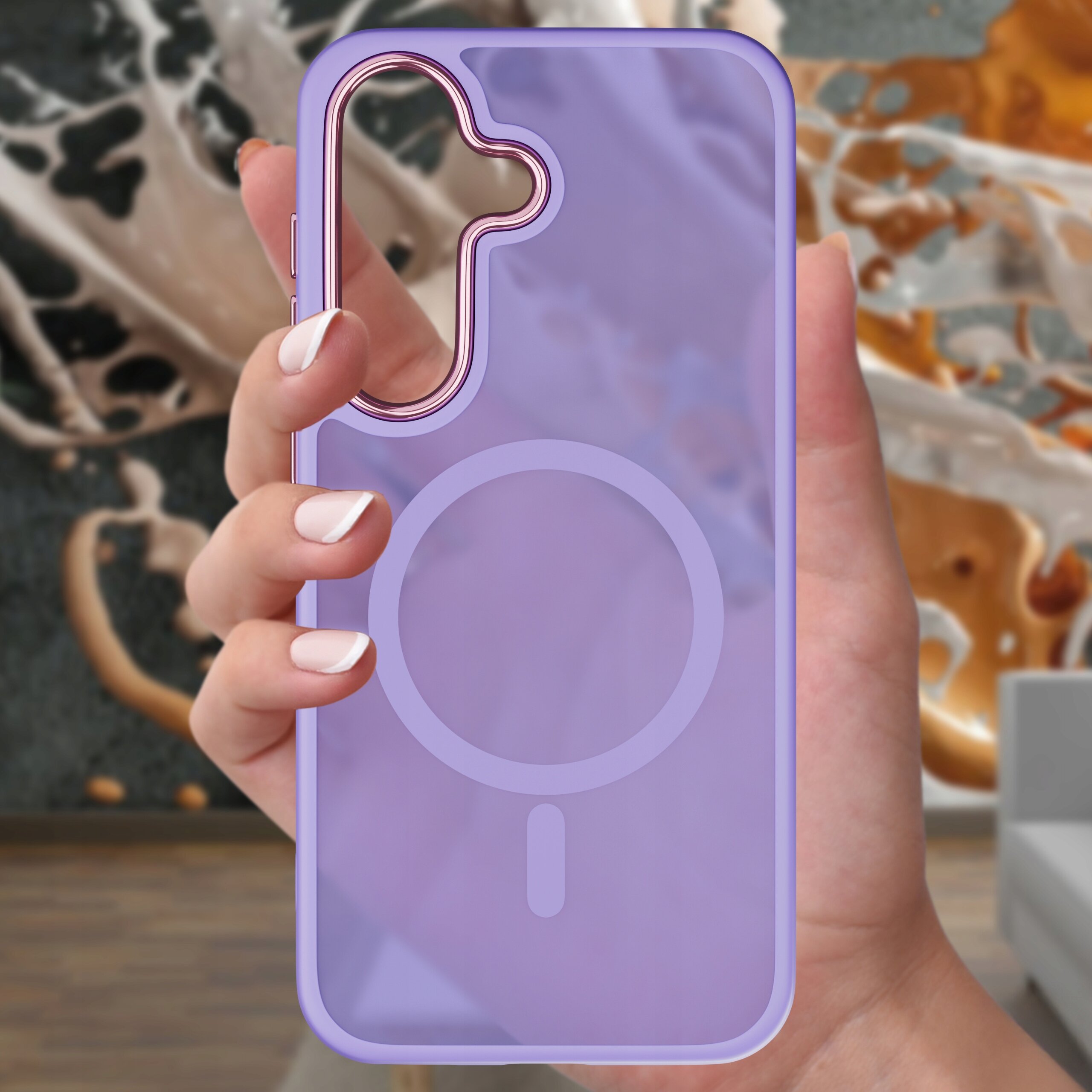 Fioletowe etui na telefon z okrągłym wzorem na środku, trzymane w dłoni na tle rozprysków płynów.