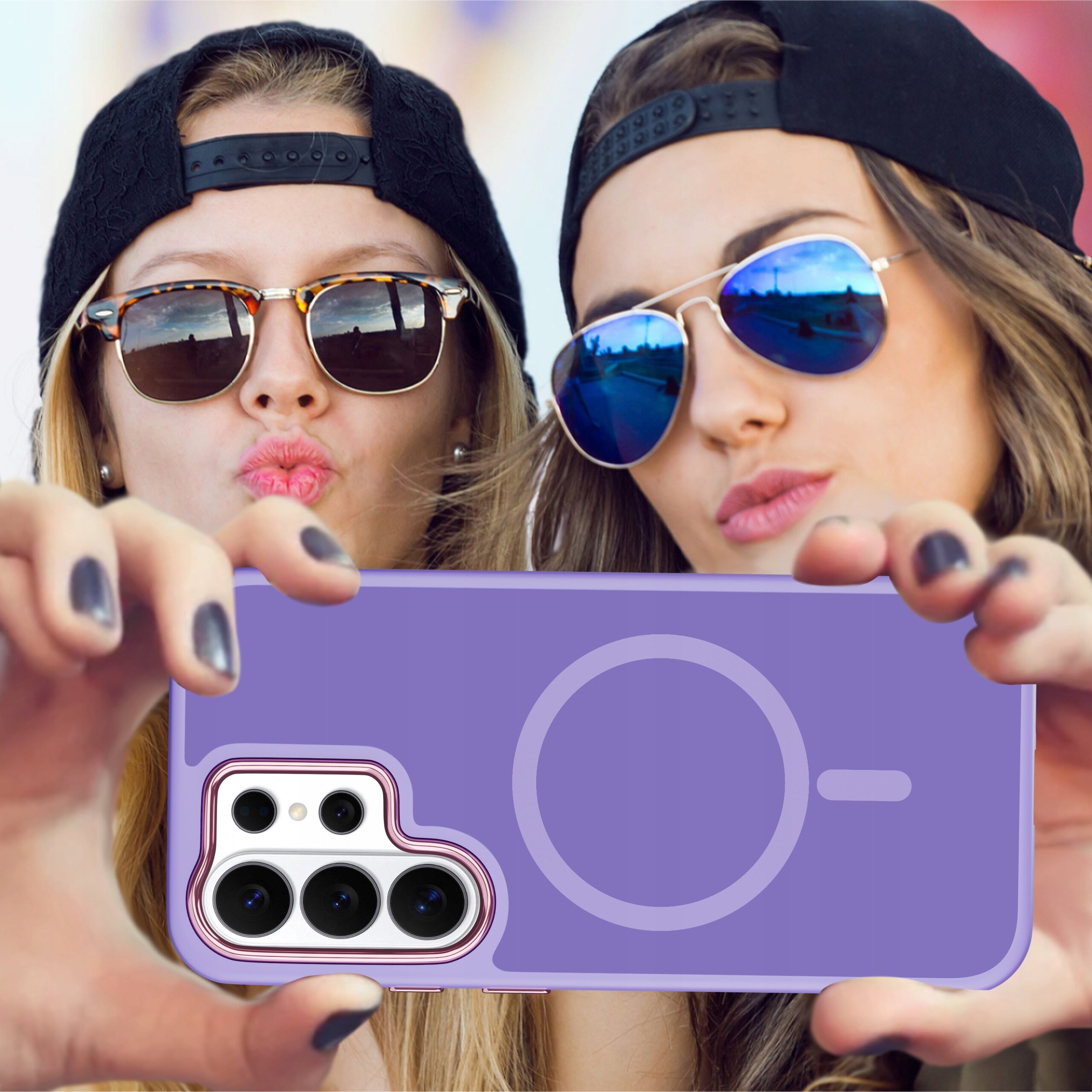 Dwie osoby w okularach przeciwsłonecznych trzymają fioletowe etui na telefon z widocznymi wycięciami na aparaty fotograficzne.