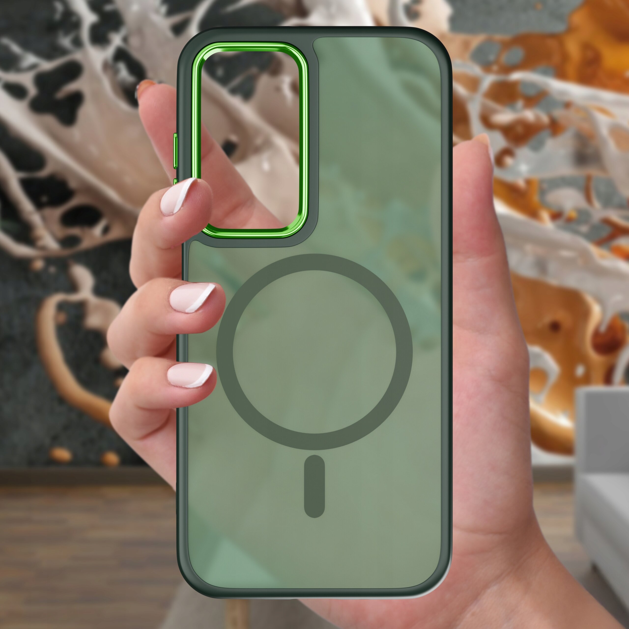 Osoba trzyma matowe, magnetyczne etui do Samsung A17 5G z zielonym obramowaniem wokół otworu na aparat i okrągłym wzorem na środku. W tle widoczny jest rozprysk płynu na ciemnym tle.