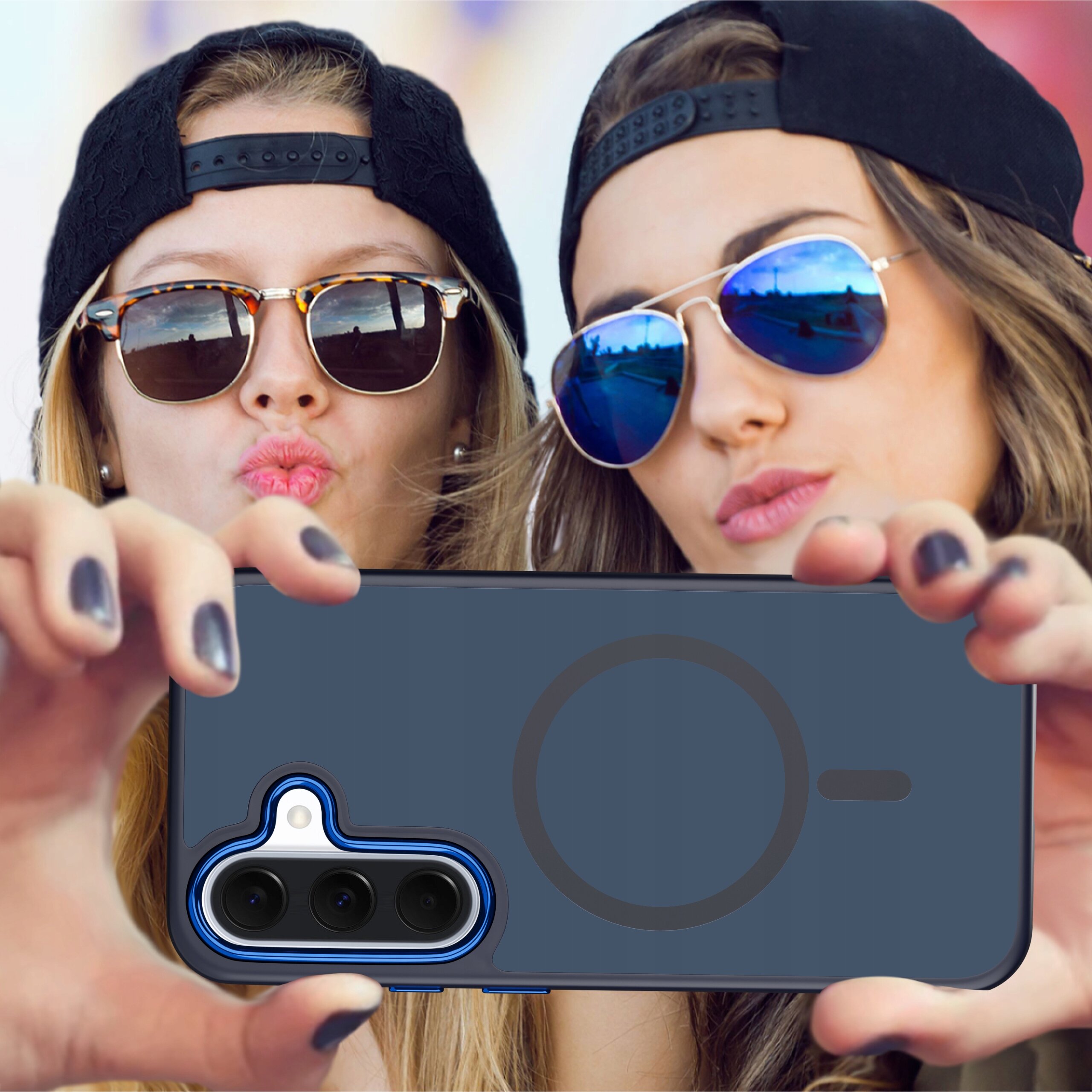 Etui do Samsung A36|A37 5G Case Do Magsafe Matowe Magnetyczne Premium Szkło jest trzymane przez dwie osoby w okularach przeciwsłonecznych i czapkach z daszkiem.