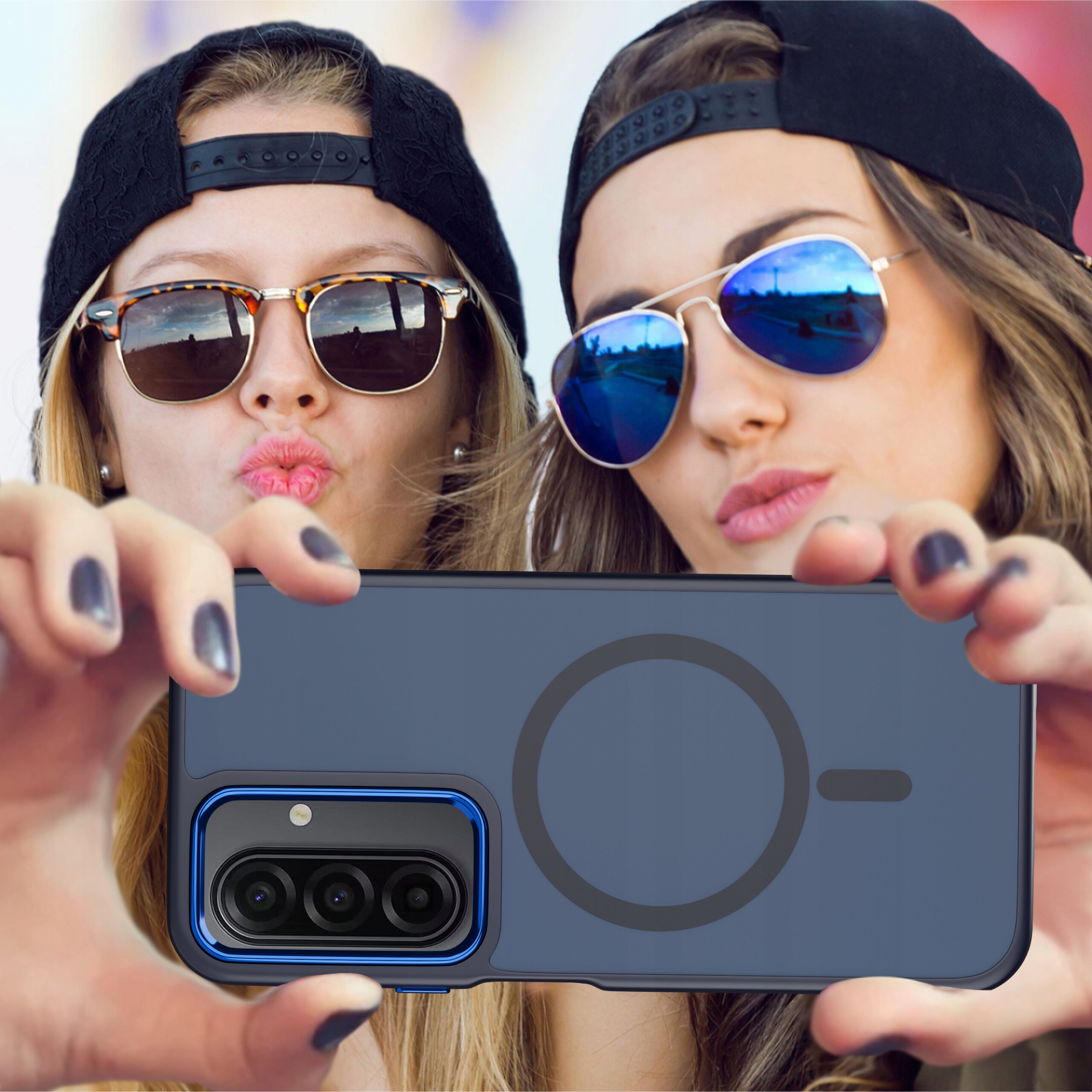 Dwie osoby w okularach przeciwsłonecznych trzymają telefon z etui w kolorze ciemnym, z widocznym okrągłym wzorem i wycięciem na aparat. Etui jest matowe i magnetyczne, przeznaczone do Samsung A17 5G.