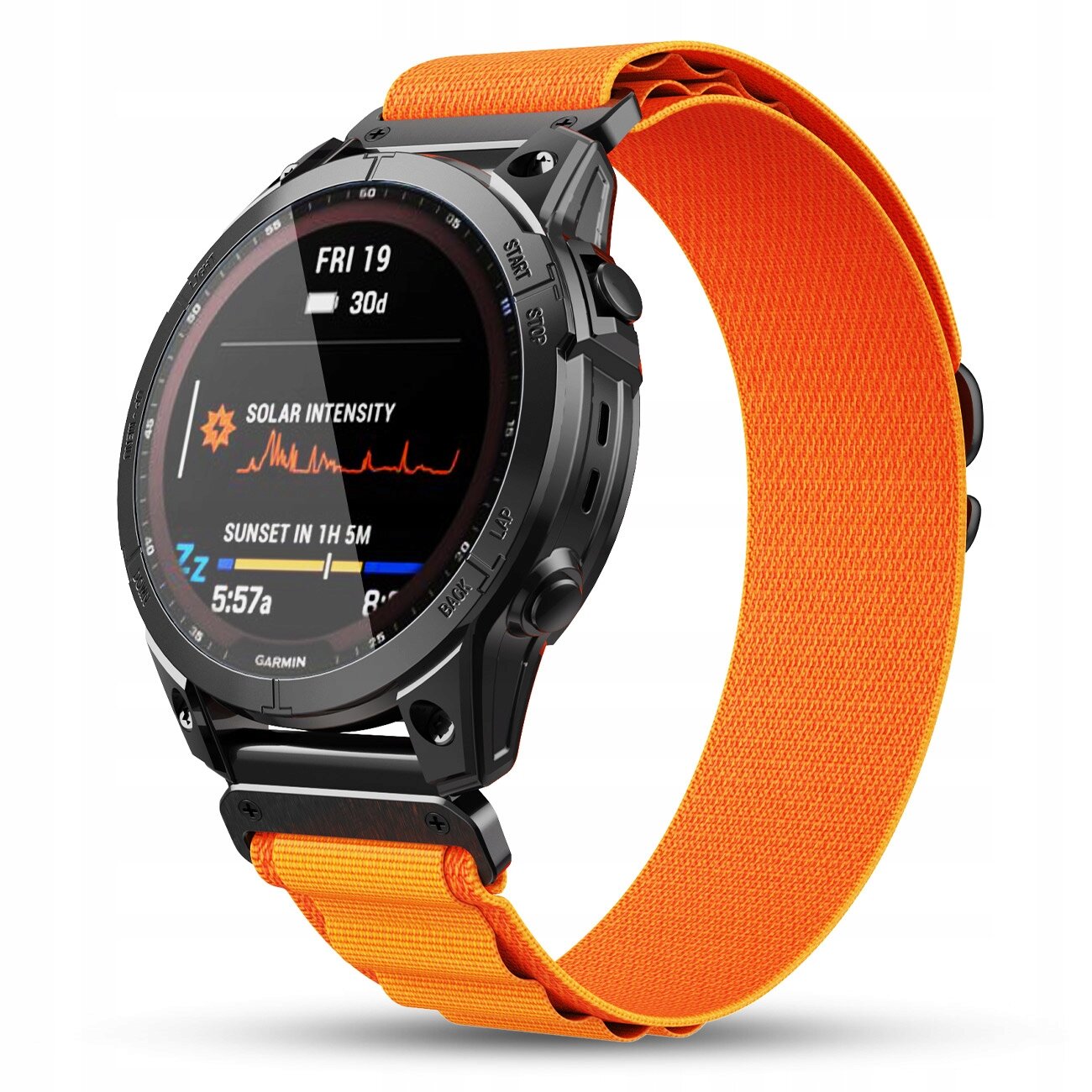 Zegarek z pomarańczowym nylonowym paskiem, na ekranie widoczny jest wykres intensywności słonecznej oraz informacje o zachodzie słońca. Logo \'Garmin\' znajduje się na dole tarczy.