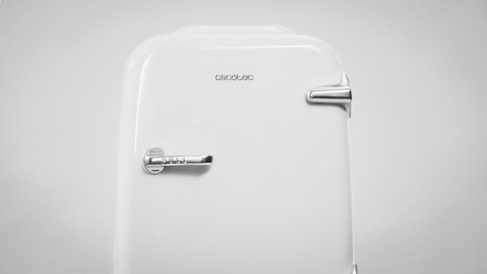 LODÓWKA TURYSTYCZNA CECOTEC BOLERO MINICOOLING Mini lodówka w stylu retro z zaokrągloną obudową i chromowanymi detalami. Biały kolor nadaje urządzeniu dekoracyjny i oryginalny charakter mini lodówka 4 l napoje kosmetyki przekąski kompaktowa konstrukcja kolor White biały stylowy design podróże biuro dom