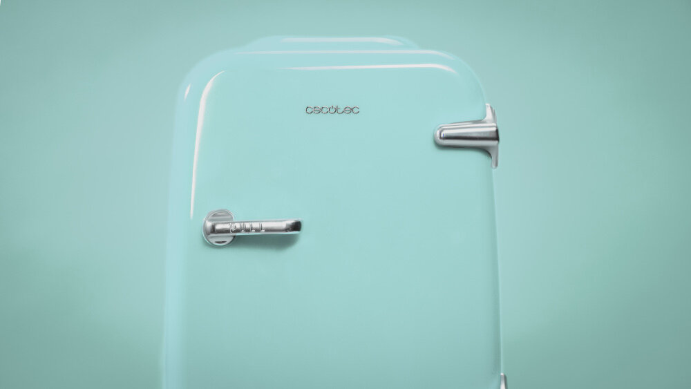 LODÓWKA TURYSTYCZNA CECOTEC BOLERO MINICOOLING Mini lodówka w stylu retro z zaokrągloną obudową i chromowanymi detalami. Miętowy kolor nadaje urządzeniu dekoracyjny i oryginalny charakter mini lodówka 4 l napoje kosmetyki przekąski kompaktowa konstrukcja kolor Habana Blue stylowy design podróże biuro dom