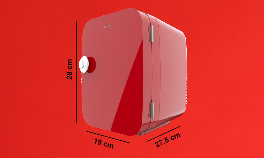 LODÓWKA TURYSTYCZNA CECOTEC BOLERO MINICOOLING Grafika przedstawia wymiary mini lodówki: 28 × 19 × 27,5 cm. Kompaktowa konstrukcja ułatwia ustawienie urządzenia na biurku, półce lub blacie pojemność 4 l półka wewnętrzna organizacja produktów kolor czerwony stylowy design podróże biuro dom
