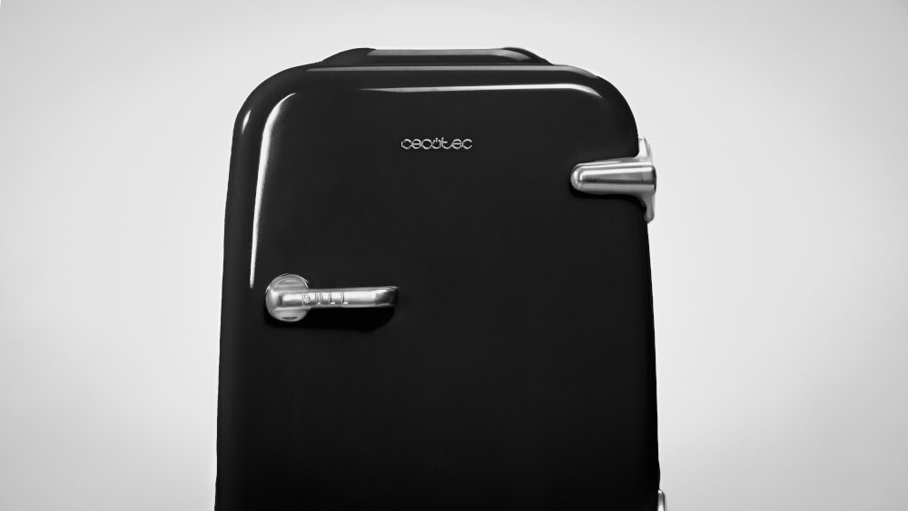 LODÓWKA TURYSTYCZNA CECOTEC BOLERO MINICOOLING Mini lodówka w stylu retro z zaokrągloną obudową i chromowanymi detalami. Biały kolor nadaje urządzeniu dekoracyjny i oryginalny charakter mini lodówka 4 l napoje kosmetyki przekąski kompaktowa konstrukcja kolor czarny stylowy design podróże biuro dom