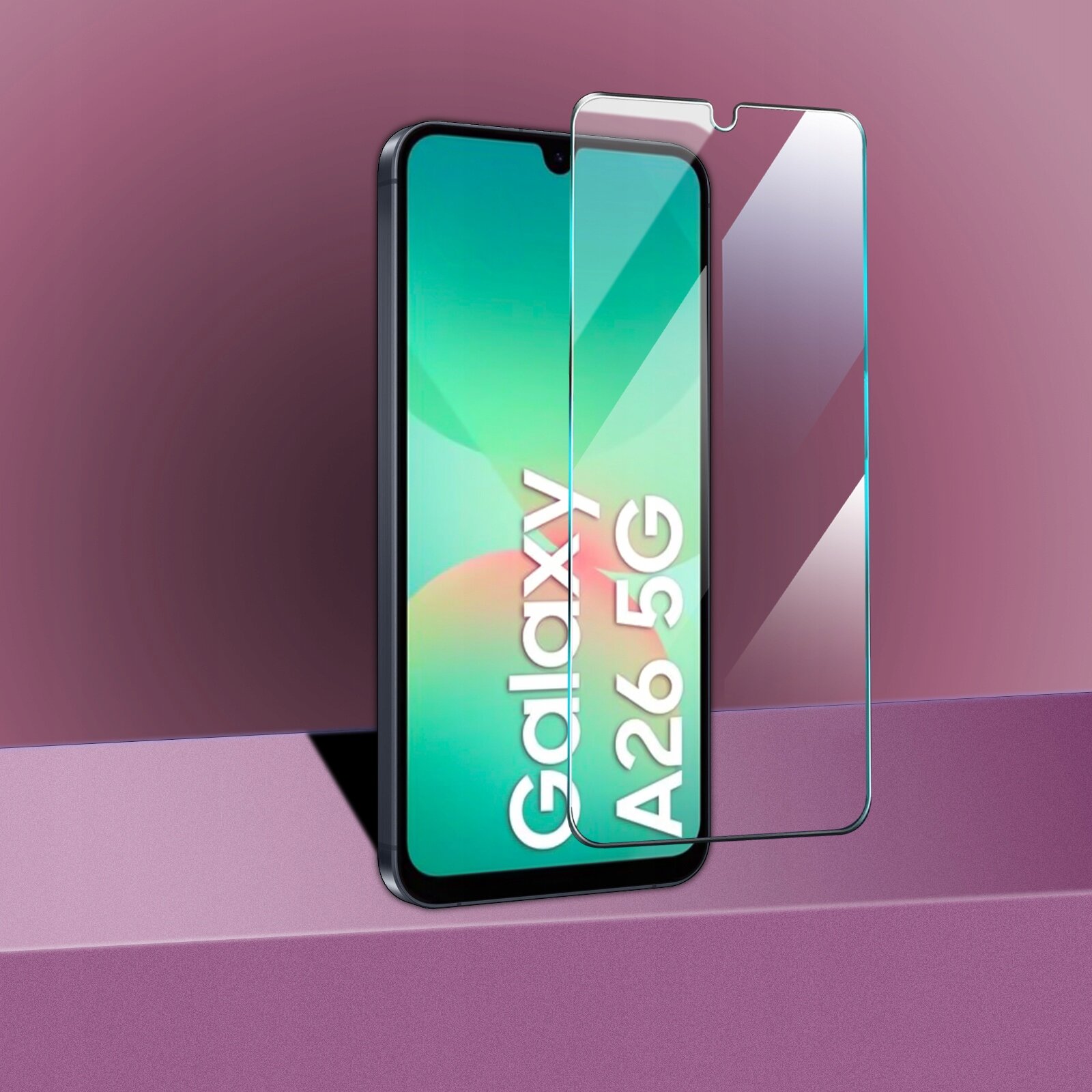Na zdjęciu widoczny jest telefon z wyświetlaczem, na którym znajduje się napis \'Galaxy A26 5G\', oraz przezroczyste szkło ochronne umieszczone przed ekranem. Tło jest w odcieniach fioletu i różu.