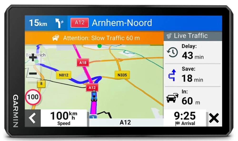 Ekran nawigacji motocyklowej Garmin Zumo XT2 pokazuje mapę z trasą do Arnhem-Noord, z informacją o opóźnieniu 43 minuty i oszczędności 18 minut. Na ekranie widoczne są także ikony dotyczące ruchu drogowego oraz prędkość 100 km/h.