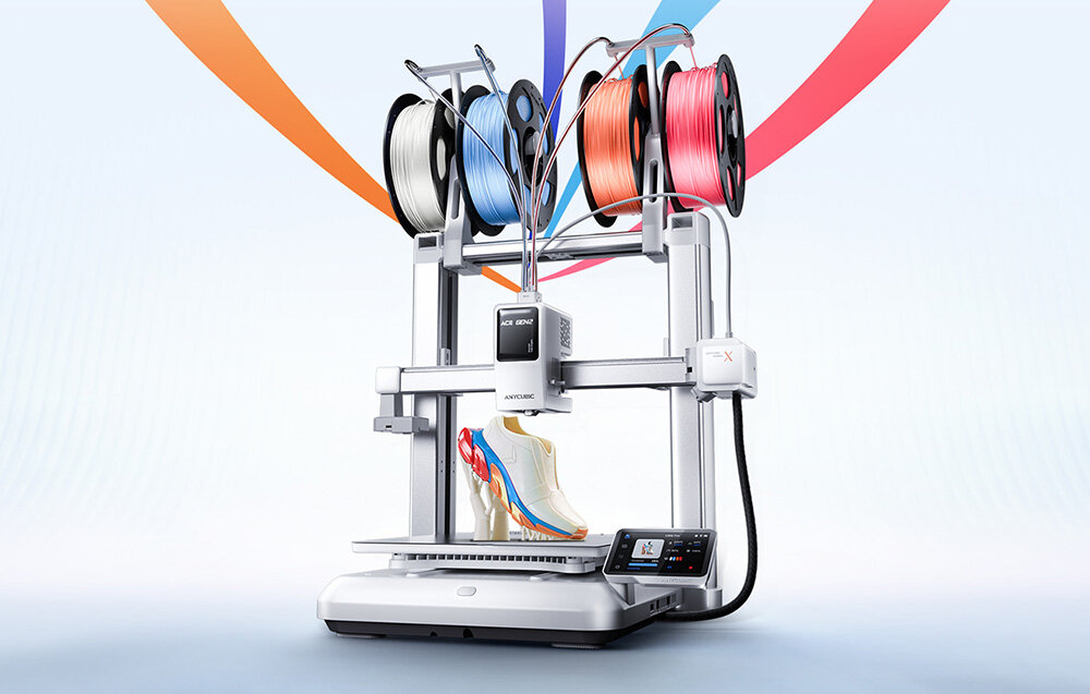 Drukarka 3D ANYCUBIC Kobra X Drukarka z zamontowanymi rolkami filamentu w różnych kolorach i wydrukiem modelu buta na stole roboczym
