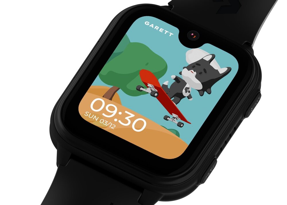 Smartwatch z czarnym paskiem i kolorowym wyświetlaczem, na którym widoczna jest grafika psa na deskorolce oraz godzina 09:30 i data SUN 03/12. Na górze ekranu znajduje się napis \'GARETT\'.
