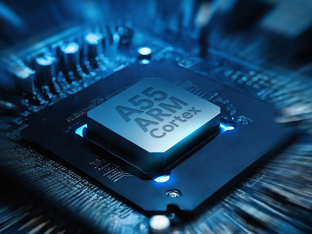 Obraz przedstawia procesor z napisem \'A55 ARM Cortex\' na powierzchni. Procesor jest umieszczony na płycie głównej, otoczony niebieskim światłem.