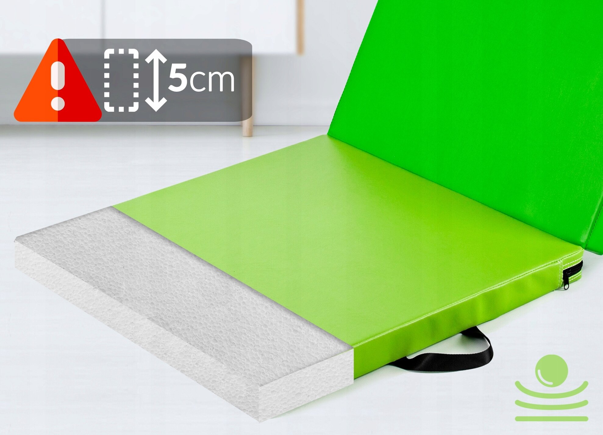 Zielony składany materac gimnastyczny z widoczną grubością 5 cm i uchwytem do przenoszenia. W rogu znajduje się symbol ostrzegawczy z tekstem \'5cm\'.