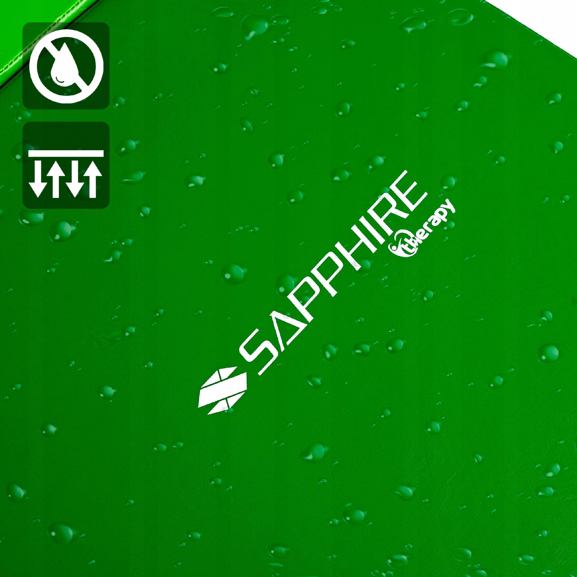 Zielona powierzchnia z widocznymi kroplami wody i logo \'SAPPHIRE therapy\'. W lewym górnym rogu znajdują się dwa symbole: przekreślona kropla i strzałki w górę i dół.