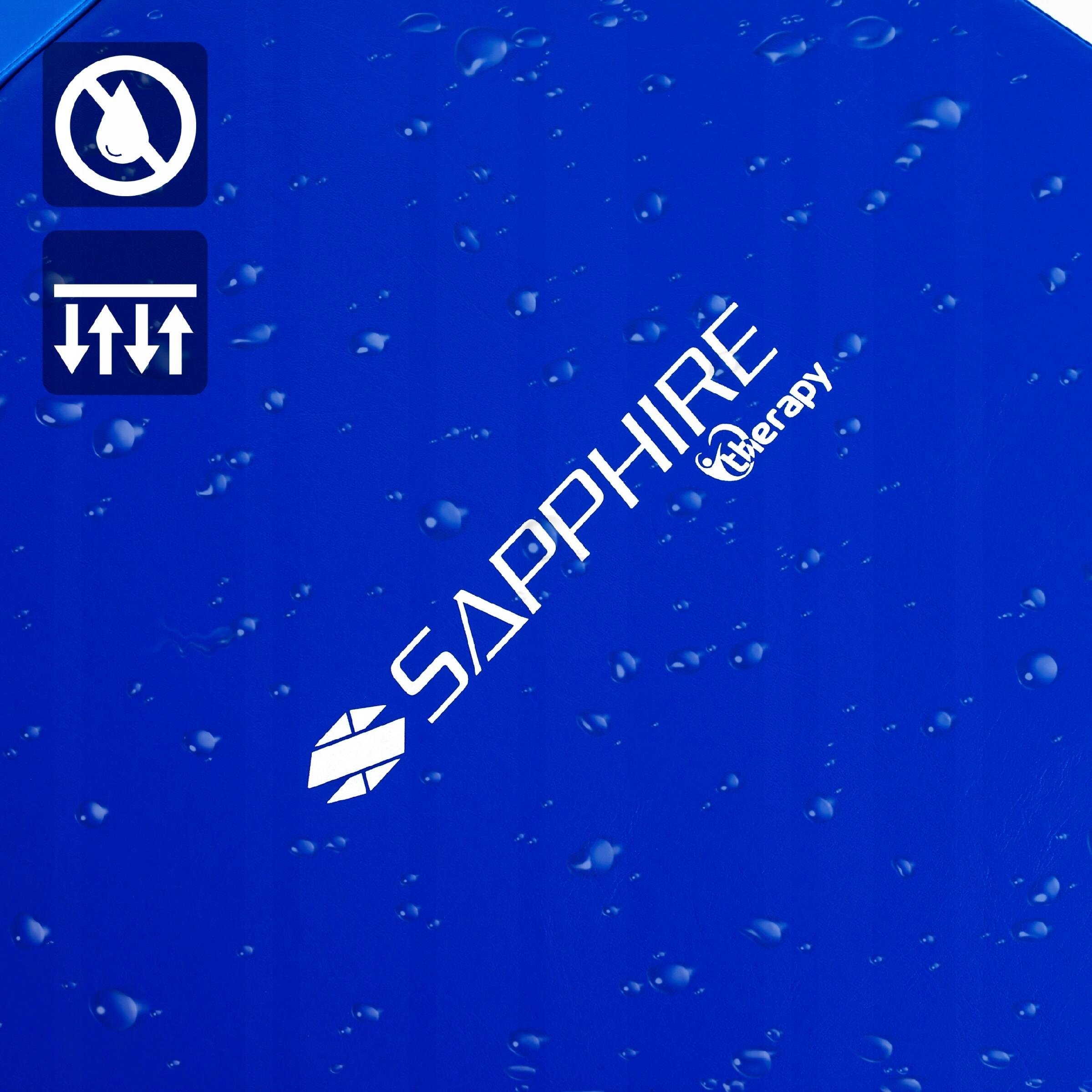 Niebieska powierzchnia z widocznymi kroplami wody oraz logo \'SAPPHIRE therapy\'. Obok znajdują się dwa symbole: przekreślona kropla i strzałki wskazujące na odporność na nacisk.