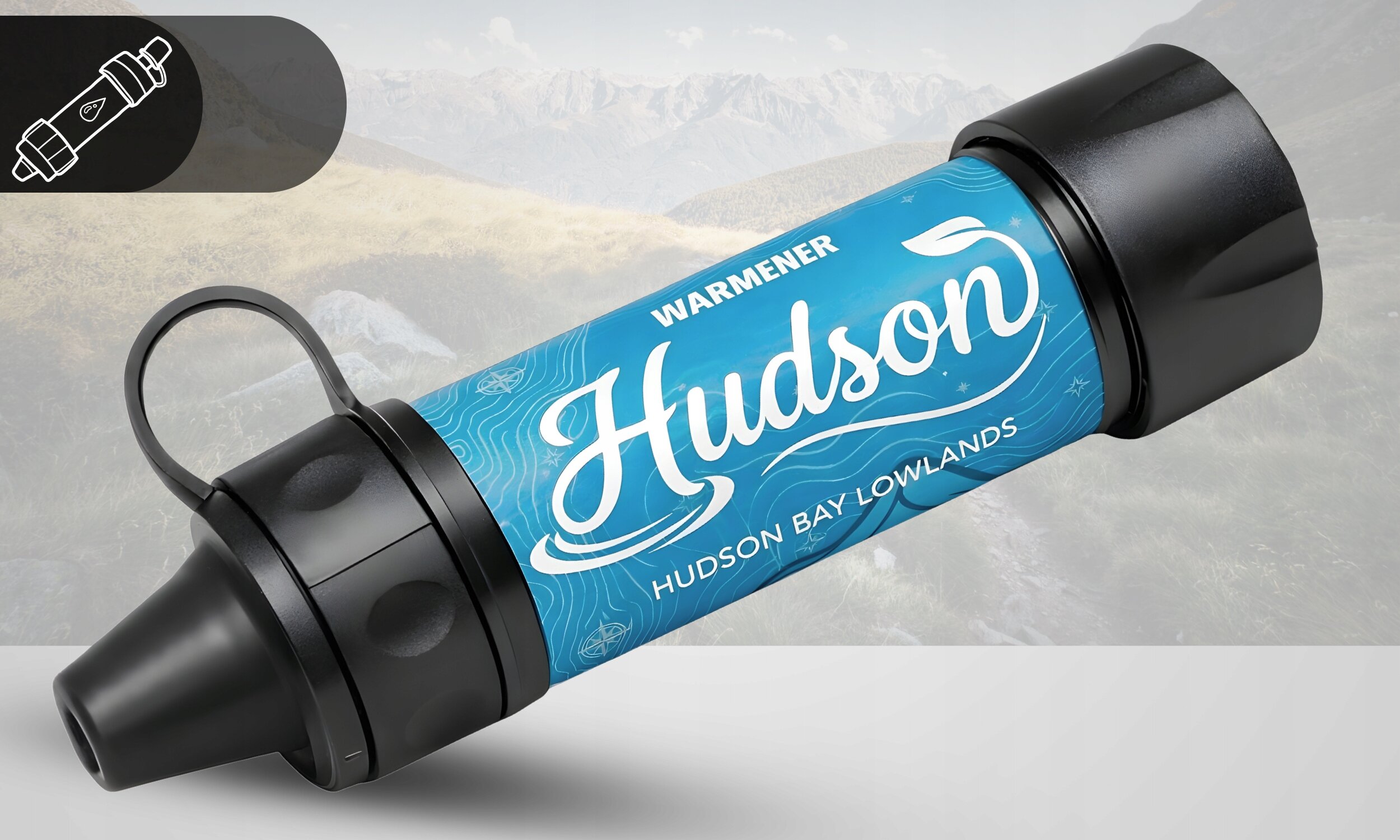 Filtr turystyczny do wody z niebieską etykietą z napisem \'WARMENER HUDSON HUDSON BAY LOWLANDS\' na tle górskiego krajobrazu.