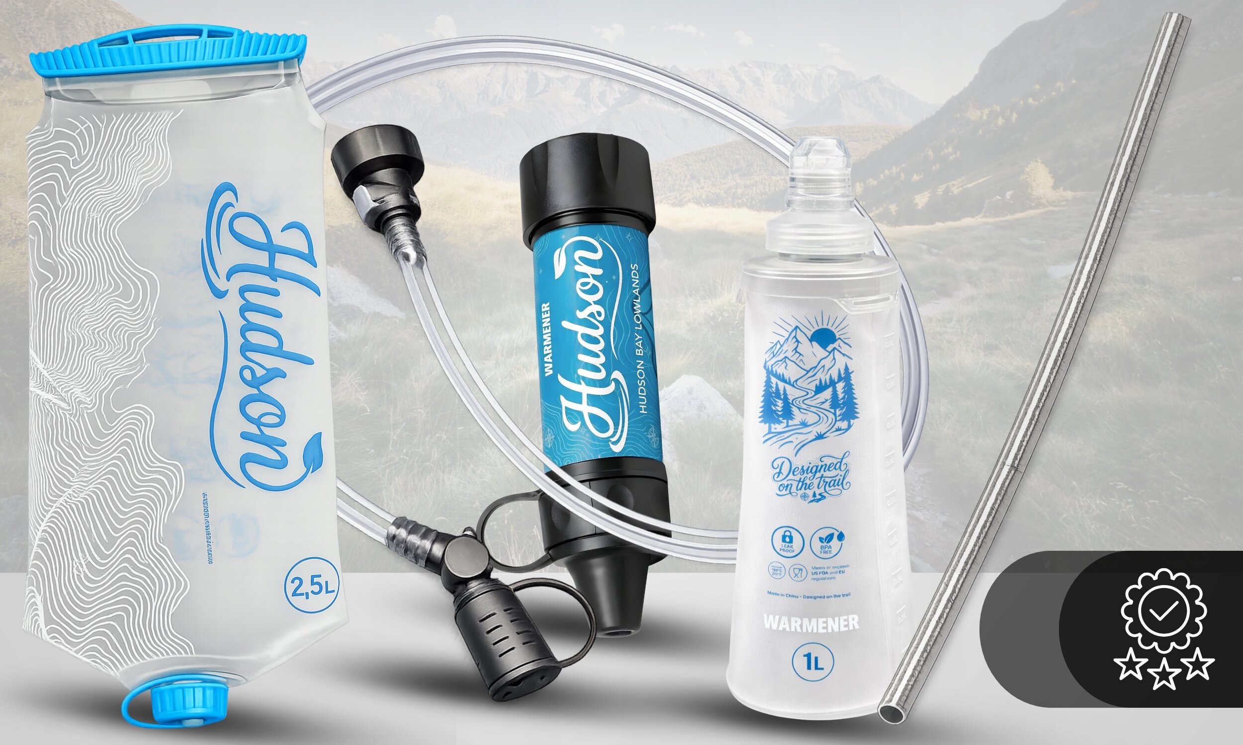 Zestaw filtrów turystycznych do wody, w tym przezroczysty worek z niebieskim napisem \'Hudson\' i oznaczeniem pojemności 2,5L, czarny filtr z niebieskim napisem \'Hudson\', przezroczysta butelka z niebieskim nadrukiem krajobrazu i napisem \'Designed on the trail\', oraz metalowa rurka. W tle widoczny jest krajobraz górski.