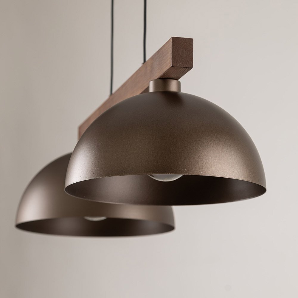 Lampa wisząca z dwoma brązowymi kloszami wykonanymi z metalu, zawieszona na drewnianej belce z regulacją wysokości.