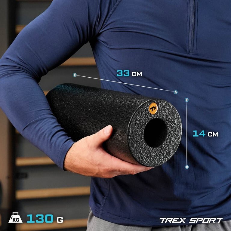 Osoba trzyma czarny wałek do masażu o wymiarach 33 cm długości i 14 cm średnicy. Na wałku widoczne jest logo TREX SPORT, a w dolnym rogu napis \'130 G\'.