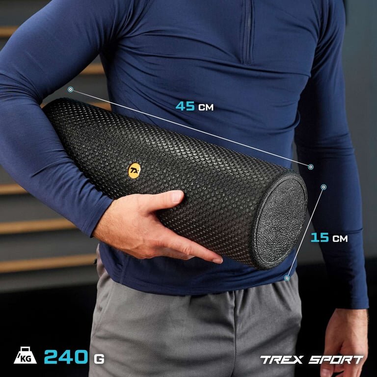 Osoba trzyma czarny wałek do masażu z mini wypustkami, o wymiarach 45 cm długości i 15 cm średnicy. Na wałku widoczne jest logo TREX SPORT, a w rogu napis \'240 G\'.