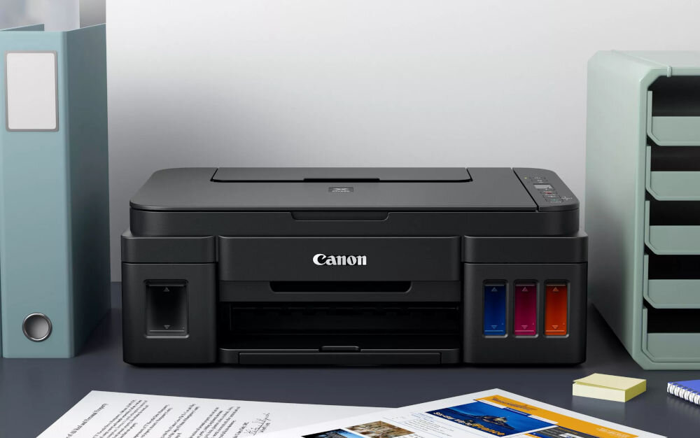 Urządzenie wielofunkcyjne CANON Pixma G2410 Druk w kolorze  prezentacja urządzenia na biurku w biurze