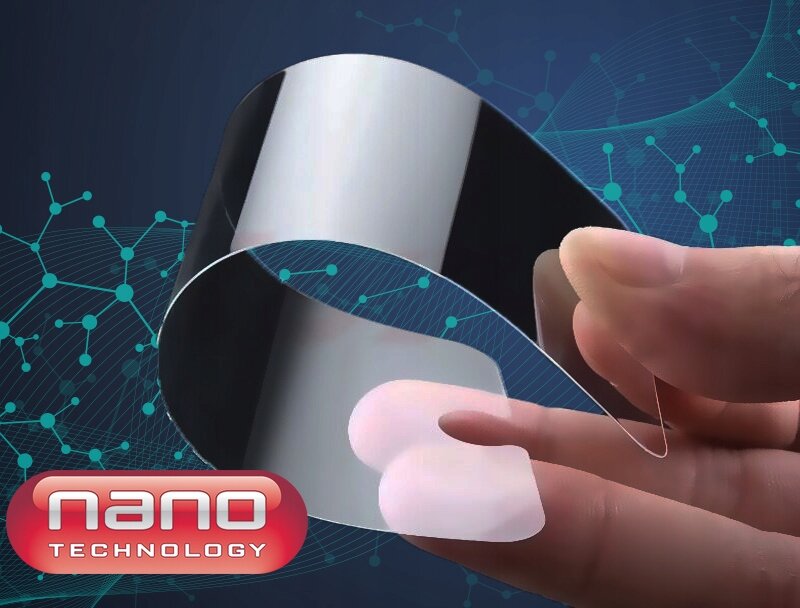 Obraz przedstawia przezroczyste szkło hybrydowe trzymane w dłoni na tle niebieskiej grafiki z motywem molekularnym. W lewym dolnym rogu znajduje się logo z napisem \'nano technology\'.