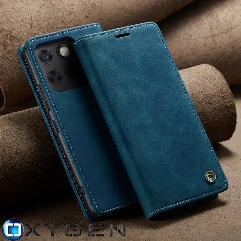 Na zdjęciu widoczne jest niebieskie etui na telefon z klapką, z trzema wycięciami na aparaty. W dolnej części obrazu znajduje się logo OXYGEN.