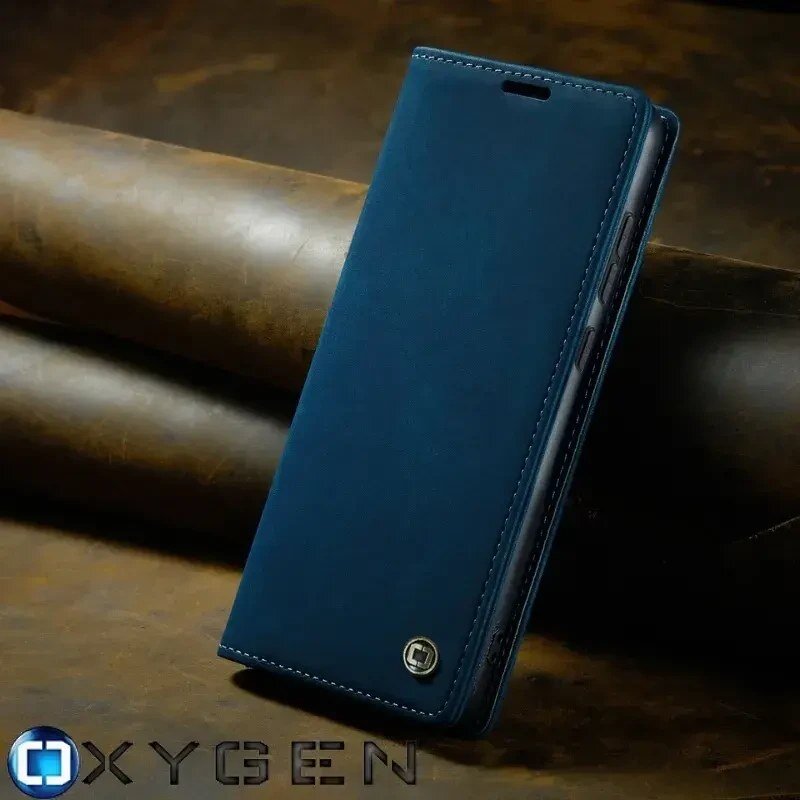 Na obrazie widoczne jest niebieskie etui na telefon z logo OXYGEN w dolnym rogu. W tle znajduje się ciemne, drewniane tło.