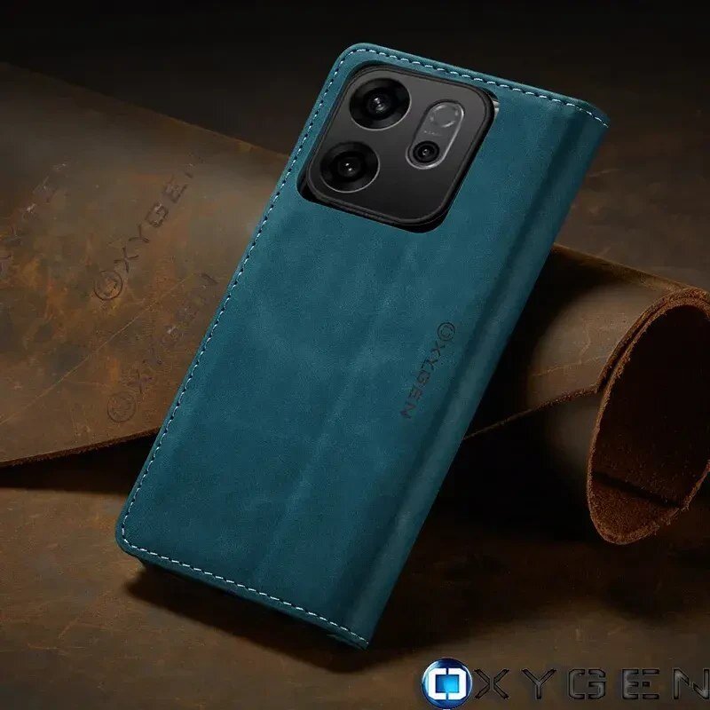 Na obrazie widoczne jest niebieskie etui na telefon z trzema wycięciami na aparaty, z napisem \'OXYGEN\'. W tle znajduje się brązowy materiał z wytłoczonym napisem \'OXYGEN\'.