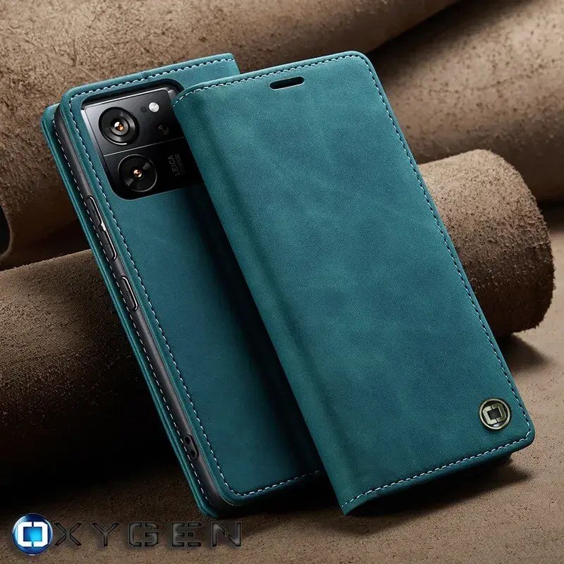 Na zdjęciu widoczne jest etui na telefon w kolorze turkusowym, z logo OXYGEN w dolnym rogu. Obok etui znajduje się telefon z widocznymi obiektywami aparatu.