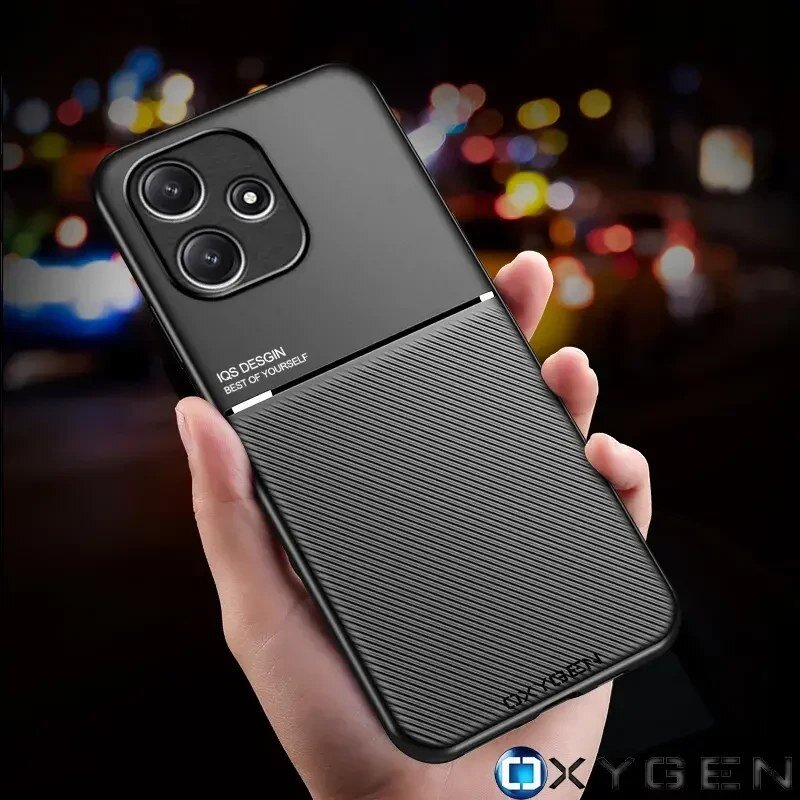 Osoba trzyma czarne etui na telefon z widocznymi trzema otworami na aparaty. Na etui znajduje się napis \'IQS DESIGN BEST OF YOURSELF\', a w dolnej części widoczne jest logo \'OXYGEN\'.
