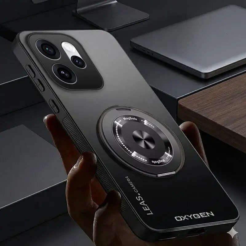 Czarne etui na telefon z napisem \'OXYGEN\' i \'LEaS-CAMERA\', posiada okrągły element z napisem \'MagSafe\'.