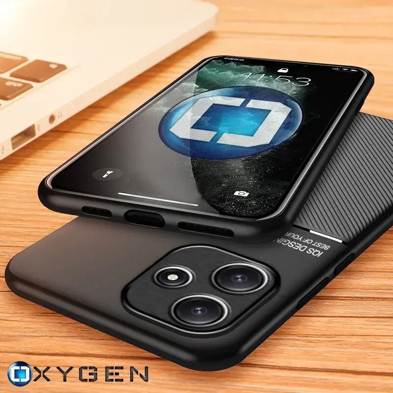 Na drewnianym blacie leży telefon w czarnym etui z widocznym ekranem i trzema obiektywami aparatu. W dolnym rogu widoczne jest logo \'OXYGEN\'.