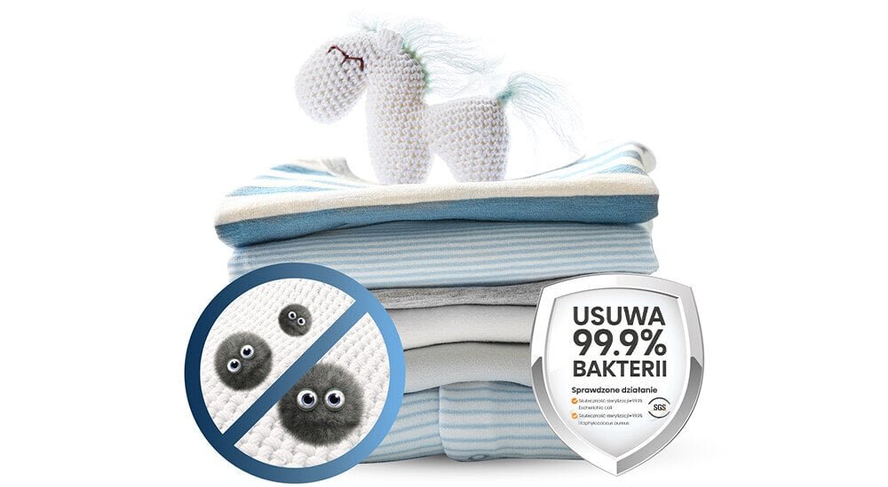 Stos ubrań w pastelowych kolorach z pluszowym jednorożcem na górze. Obok znajduje się tarcza z napisem \'USUWA 99.9% BAKTERII\' oraz symbol przekreślonych bakterii.