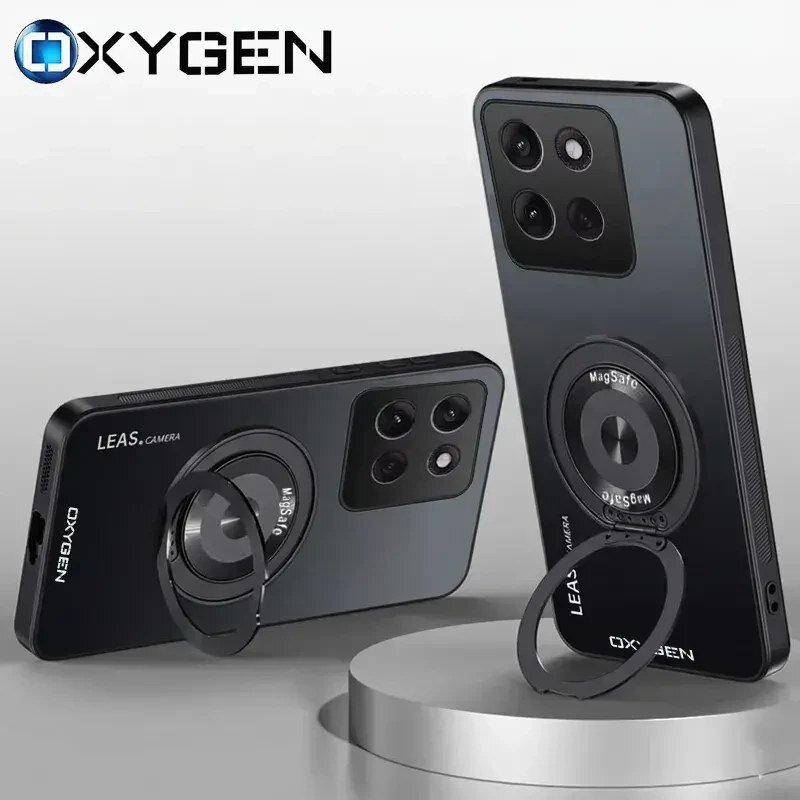 Dwa etui na telefon z logo OXYGEN, z widocznymi napisami \'LEAS. CAMERA\' i \'MagSafe\'. Etui mają czarny kolor i okrągły uchwyt na tylnej części.