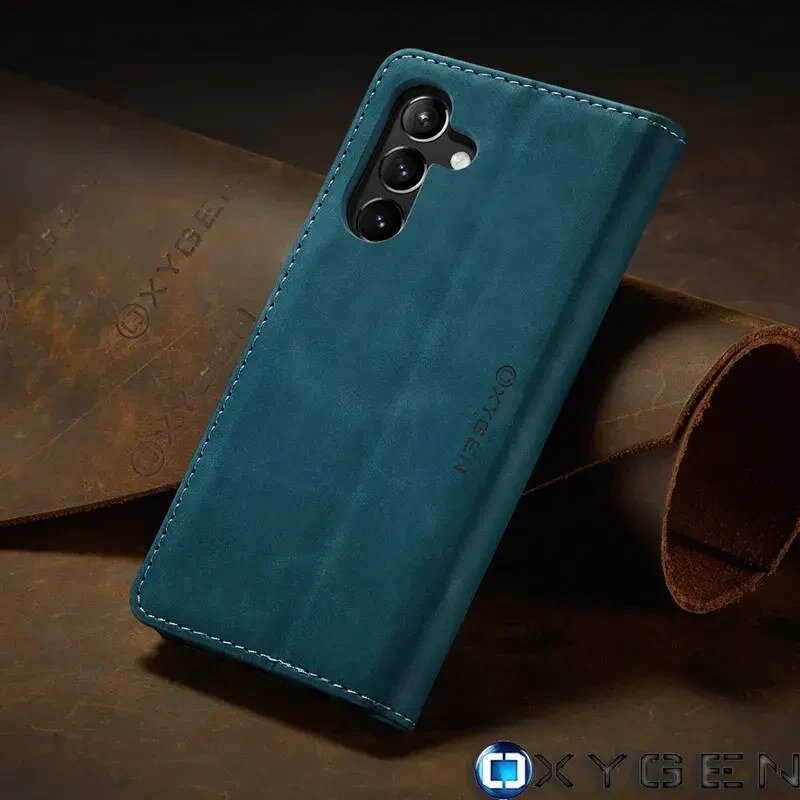 Etui na telefon w kolorze niebieskim z trzema wycięciami na aparaty, oznaczone logo \'OXYGEN\'.