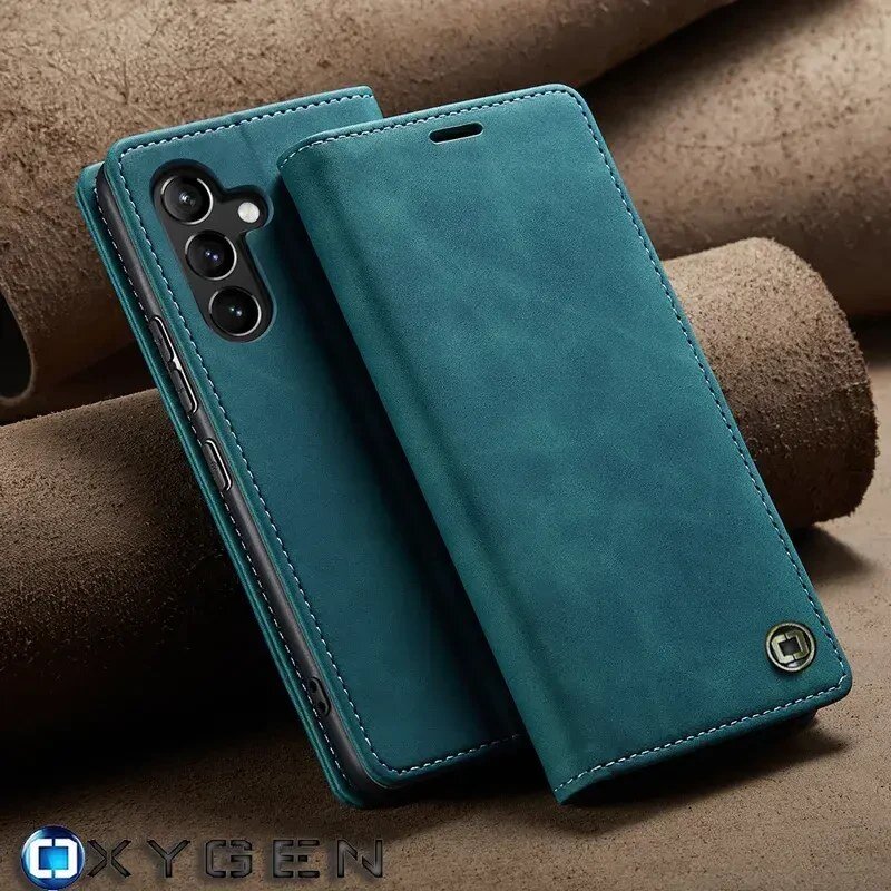 Etui na telefon w kolorze turkusowym z trzema widocznymi otworami na aparat. Na dole widoczne jest logo OXYGEN.