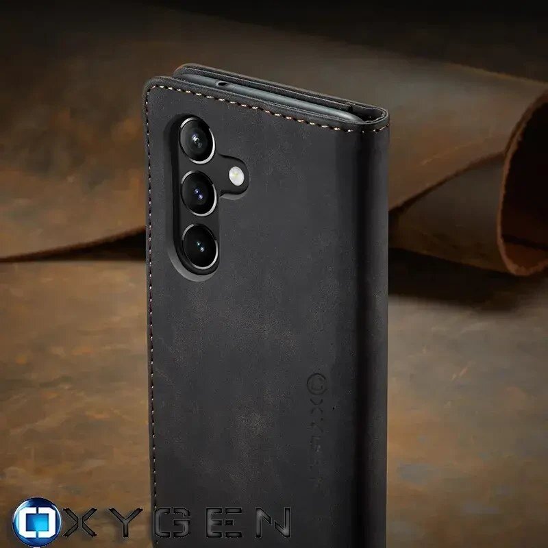 Czarne etui na telefon z trzema widocznymi obiektywami aparatu i logo \'OXYGEN\' na dole. W tle znajduje się brązowa powierzchnia.