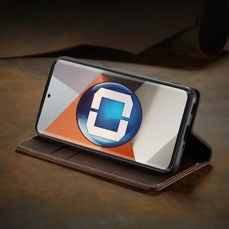 Telefon w etui ustawiony w pozycji poziomej, wyświetlający kolorowy wzór z dużą literą C na ekranie. Etui jest brązowe z widocznymi przeszyciami.